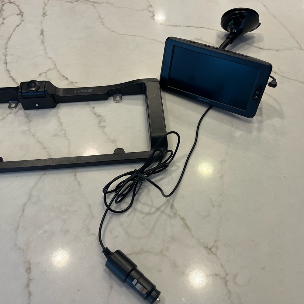 HD solar powered backup camera with 6” HD monitor and adjustable lens
